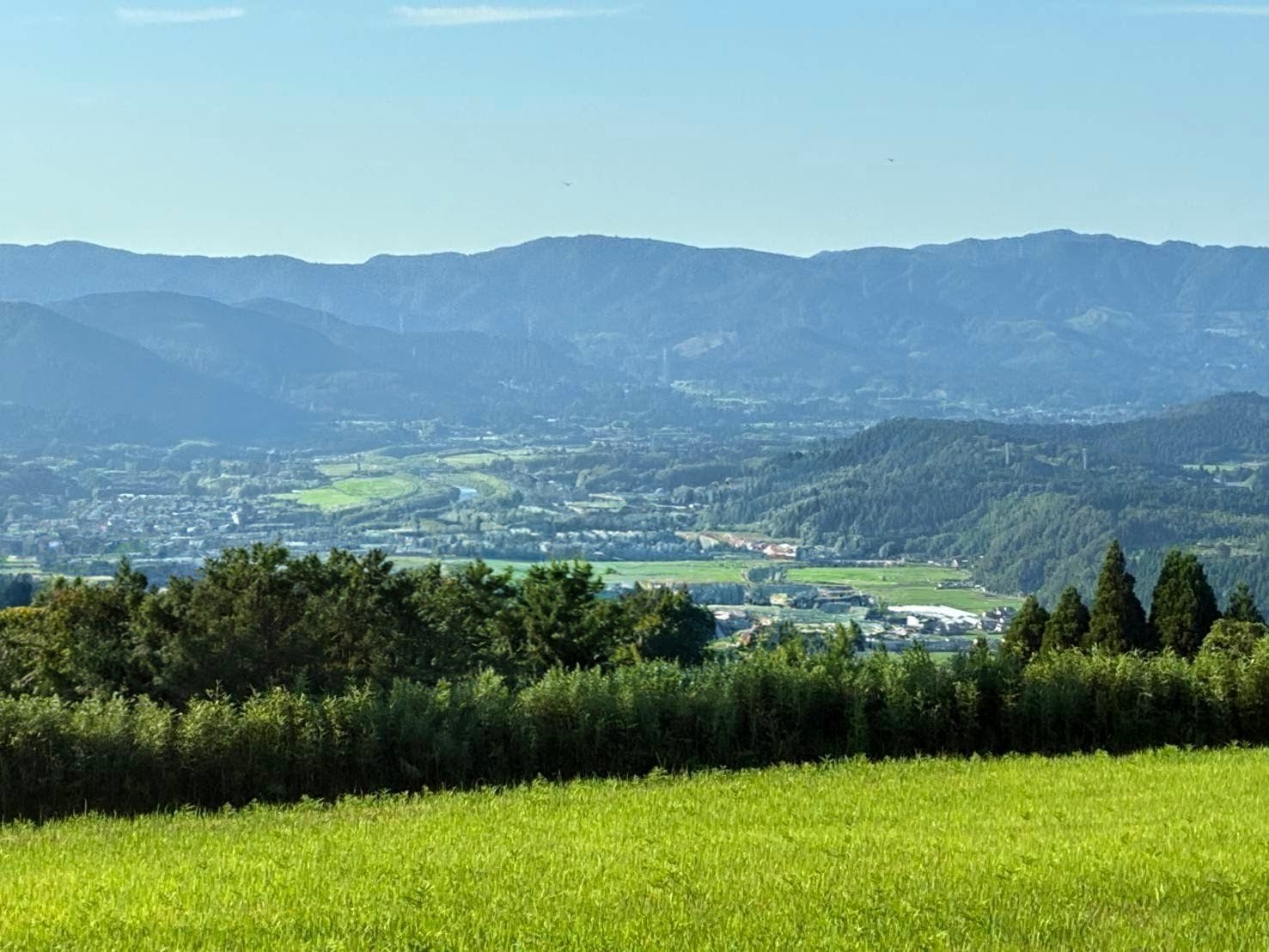 湧水町周辺の山並みと田園風景